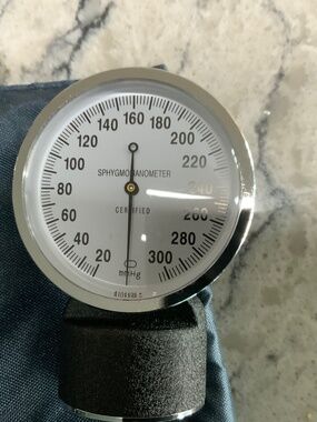 Manual blood pressure cuff